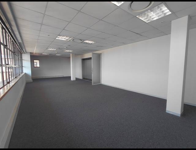 1,091M² OFFICE TO LET IN BRYANSTON